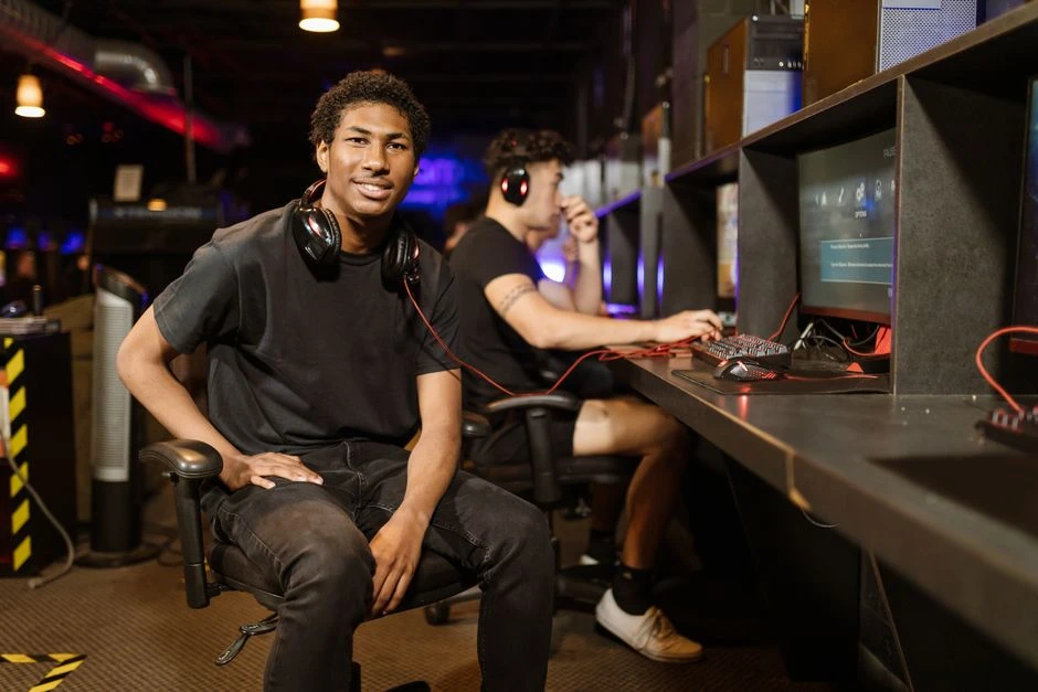 Joueurs sur postes de jeu dans un espace esport