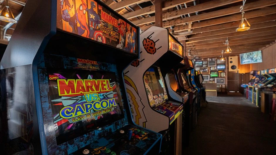 Bornes d'arcade allumées dans un espace d'exposition